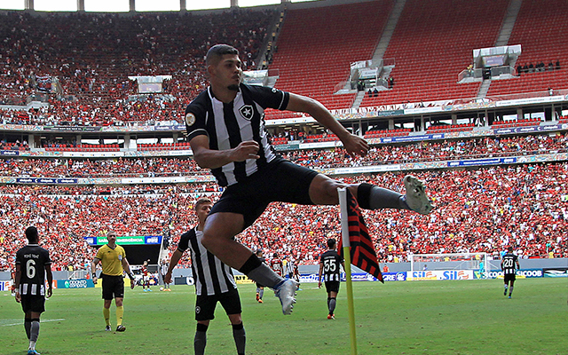 You are currently viewing Destaque do Botafogo aponta zagueiro do Flamengo como ‘mais chato’ que enfrentou
