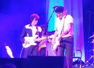 Read more about the article Em meio a polêmicas, Johnny Depp toca em show de lenda do Rock; veja