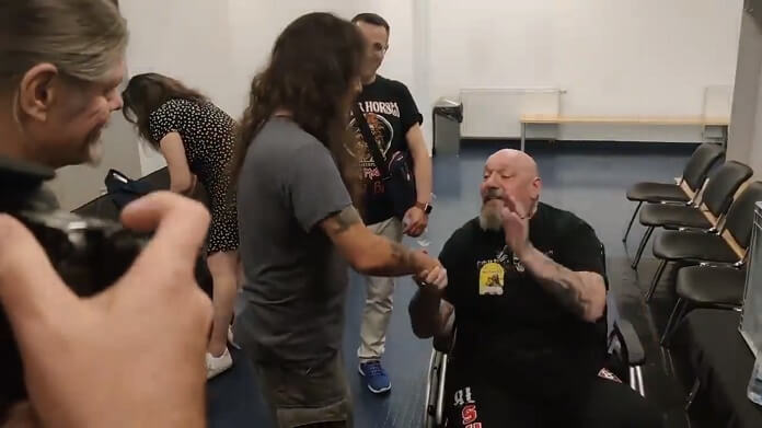 You are currently viewing Emocionante: Steve Harris encontra ex-vocalista do Iron Maiden em cadeira de rodas nos bastidores de show