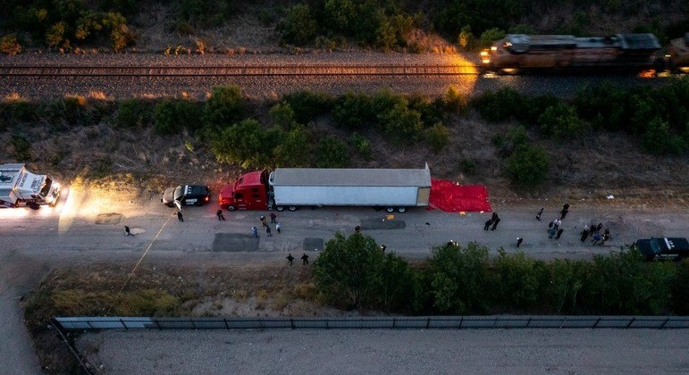 You are currently viewing Sobe para 53 o número de imigrantes mortos após ficarem trancados em caminhão no Texas