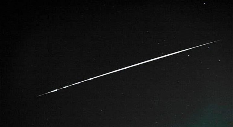 You are currently viewing Meteoro cruza o céu do Brasil e leva 10 segundos até cair no mar; veja