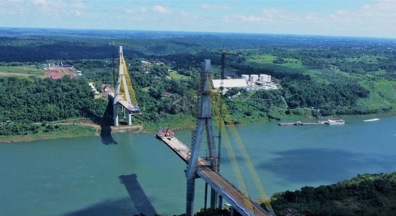 You are currently viewing Bolsonaro vai visitar obra de ponte na fronteira com o Paraguai