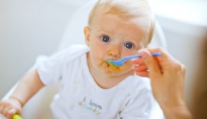 Read more about the article Especialistas alertam sobre riscos de dar comida à bebês antes do 6º mês
