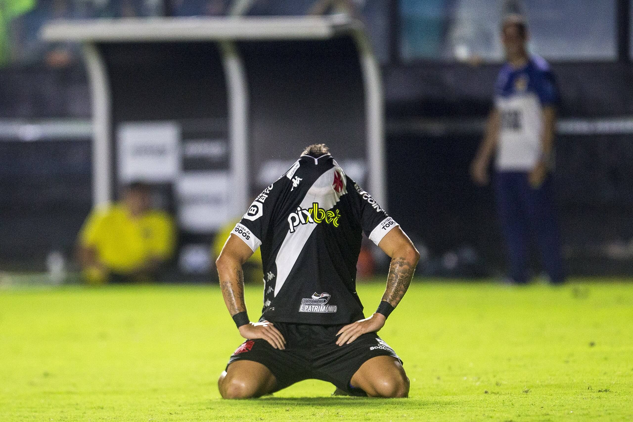 You are currently viewing Carlos Palacios esclarece motivo do choro ao fim da partida: “Fiquei triste pelo que aconteceu no final do jogo, acho que eram 3 pontos importantes pra gente”
