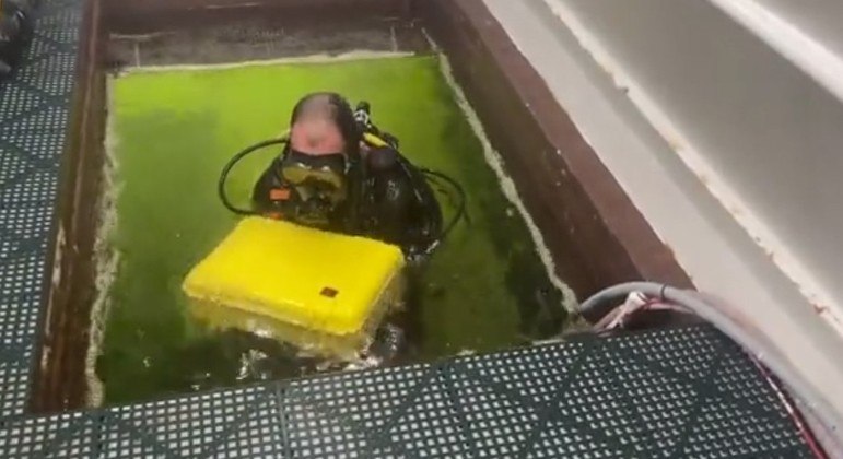 You are currently viewing Este mergulhador é o único entregador de pizzas submersas do mundo