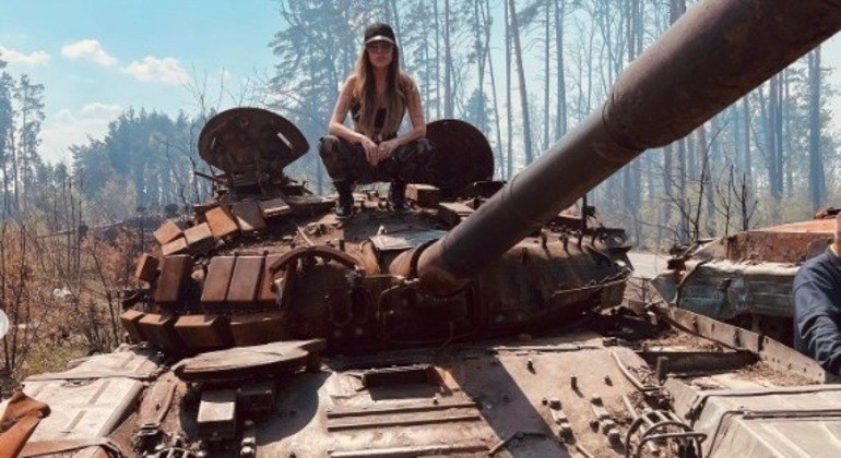 You are currently viewing Após ameaça de morte, Liziane Gutierrez volta a postar fotos em tanques russos: ‘Não tenho medo’