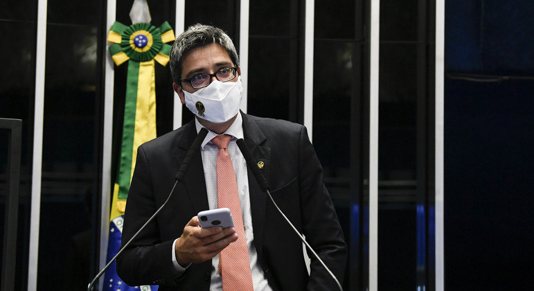 You are currently viewing Bolsonaro indica Carlos Portinho para a liderança do governo no Senado