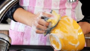 Read more about the article Esponja de cozinha abriga milhões de bactérias, saiba a maneira mais segura de lavar louças