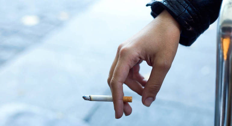 You are currently viewing Estudo britânico recomenda aumento progressivo da idade legal para fumar
