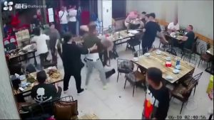 Read more about the article China: nove homens são presos por atacar mulheres em restaurante