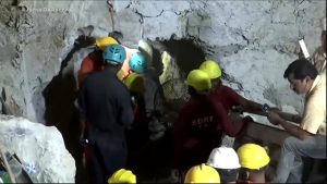 Read more about the article Índia: equipes de resgate salvam menino que ficou preso em poço por cinco dias