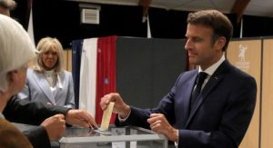 Read more about the article França decide se concede a maioria absoluta legislativa a Macron