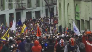 Read more about the article Três pessoas morrem e 100 ficam feridas durante manifestações no Equador