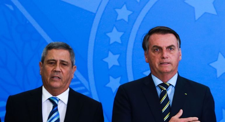 You are currently viewing Bolsonaro confirma o nome de Braga Netto como candidato a vice