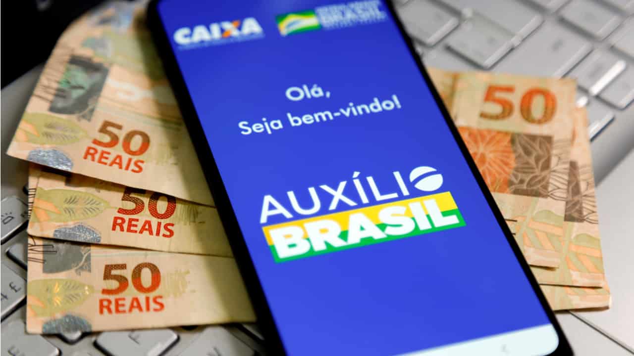 You are currently viewing Auxílio Brasil representa pelo menos 10% do PIB local em 648 municípios