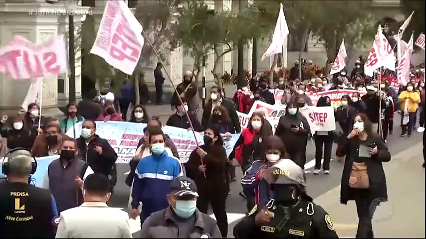 You are currently viewing Manifestantes e policiais entram em confronto durante protestos no Peru