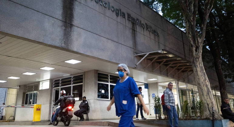 You are currently viewing Espera por teste de varíola do macaco supera 5 horas no Instituto Emílio Ribas, em São Paulo