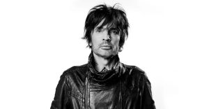 Read more about the article Tommy Lee toca show inteiro com Mötley Crüe pela primeira vez na turnê de reunião