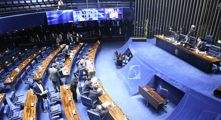 You are currently viewing Senado aprova PEC que cria voucher para caminhoneiros e aumenta Auxílio Brasil