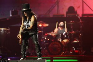 Read more about the article Slash explica por que o Guns N’ Roses tem feito shows de três horas