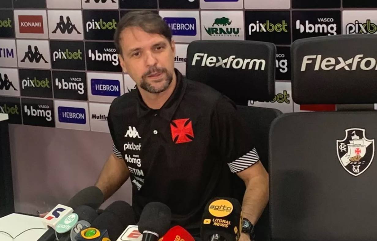 You are currently viewing Treinador do Vasco se pronuncia sobre briga: “Só não podem ser expulsos”