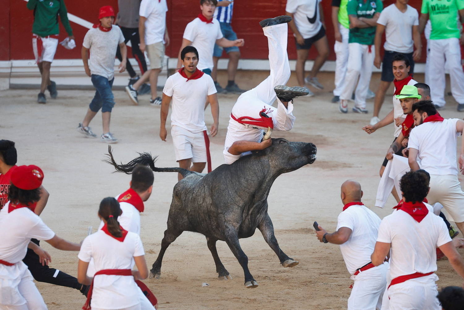 You are currently viewing Deu touro! Pelo menos três pessoas se dão mal e ficam feridas com chifradas em festival na Espanha