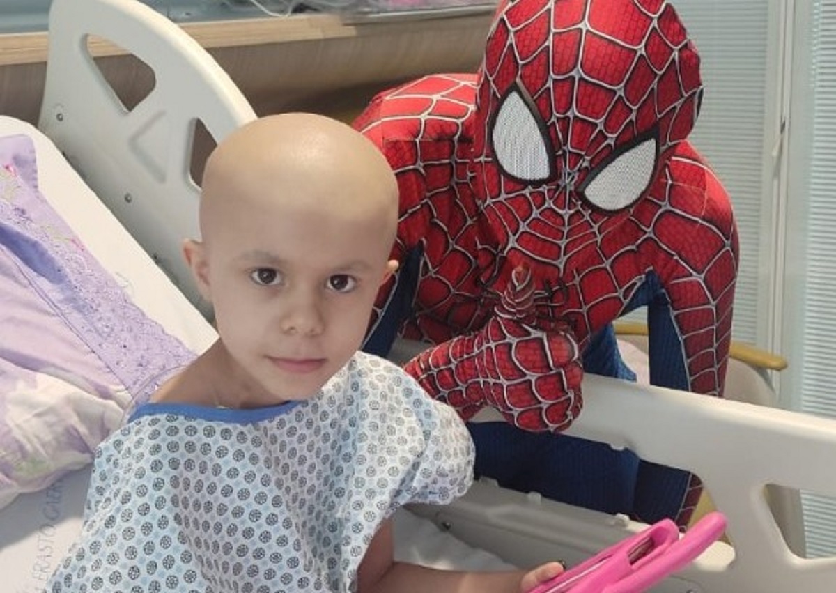 You are currently viewing Pai se veste de herói e doa brinquedos para agradecer tratamento da filha com câncer