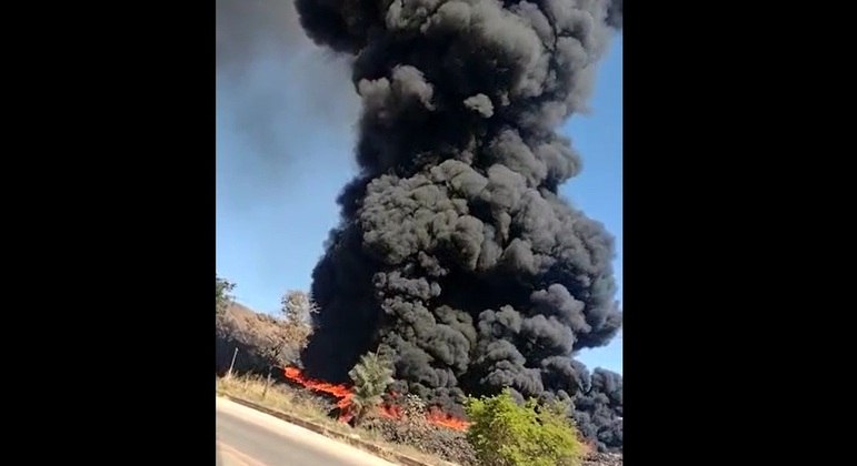 You are currently viewing Vídeo: incêndio em depósito de pneus assusta moradores do DF