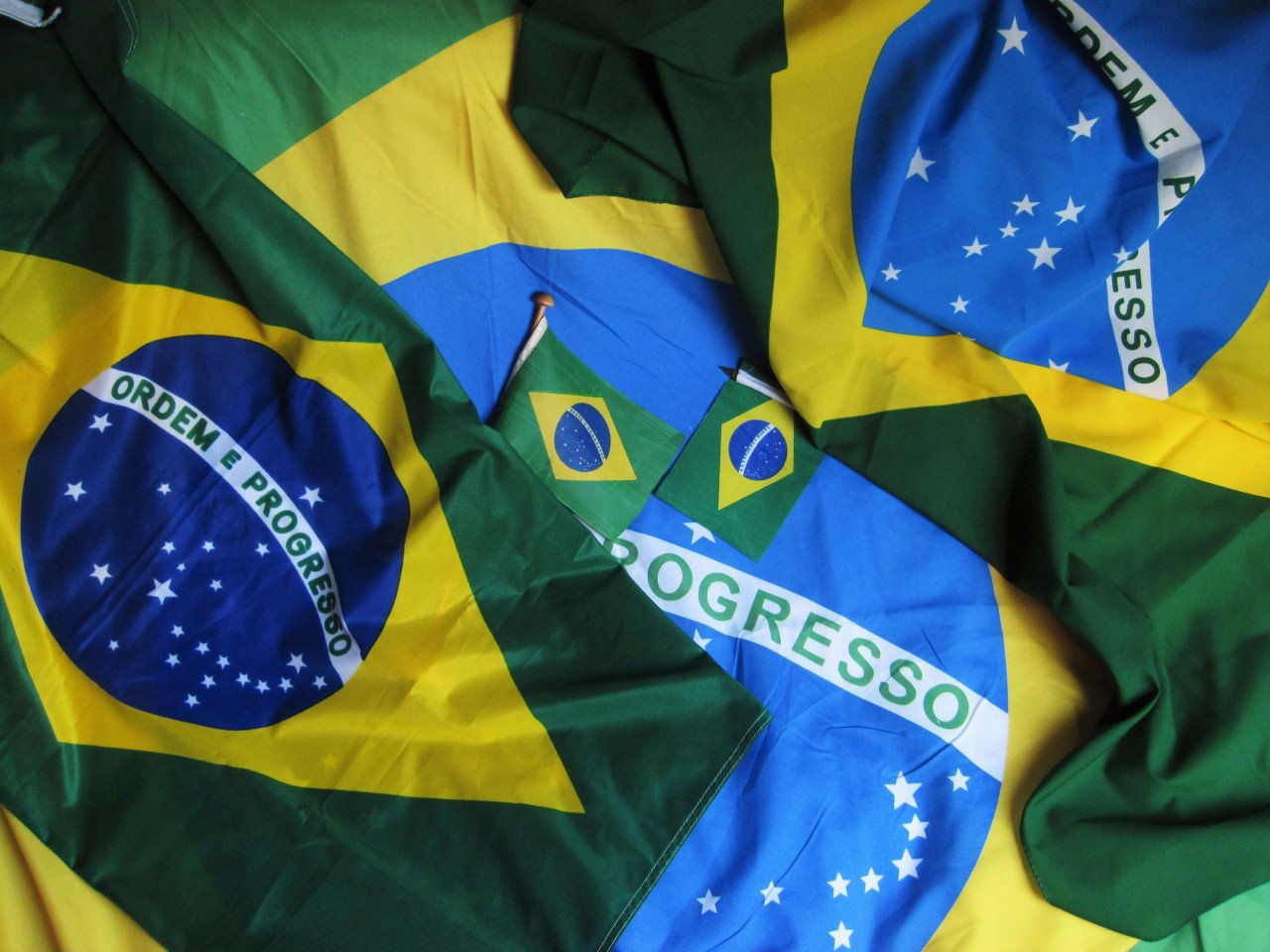 You are currently viewing Deputado cobra TSE sobre juíza que quer proibir bandeira do Brasil em propaganda eleitoral