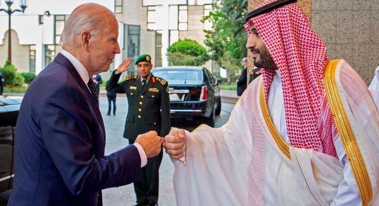 You are currently viewing Encontro de Biden com príncipe saudita prejudica sua imagem de defensor dos direitos humanos