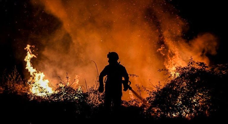 You are currently viewing Europa Ocidental luta contra incêndios e se prepara para temperaturas recordes