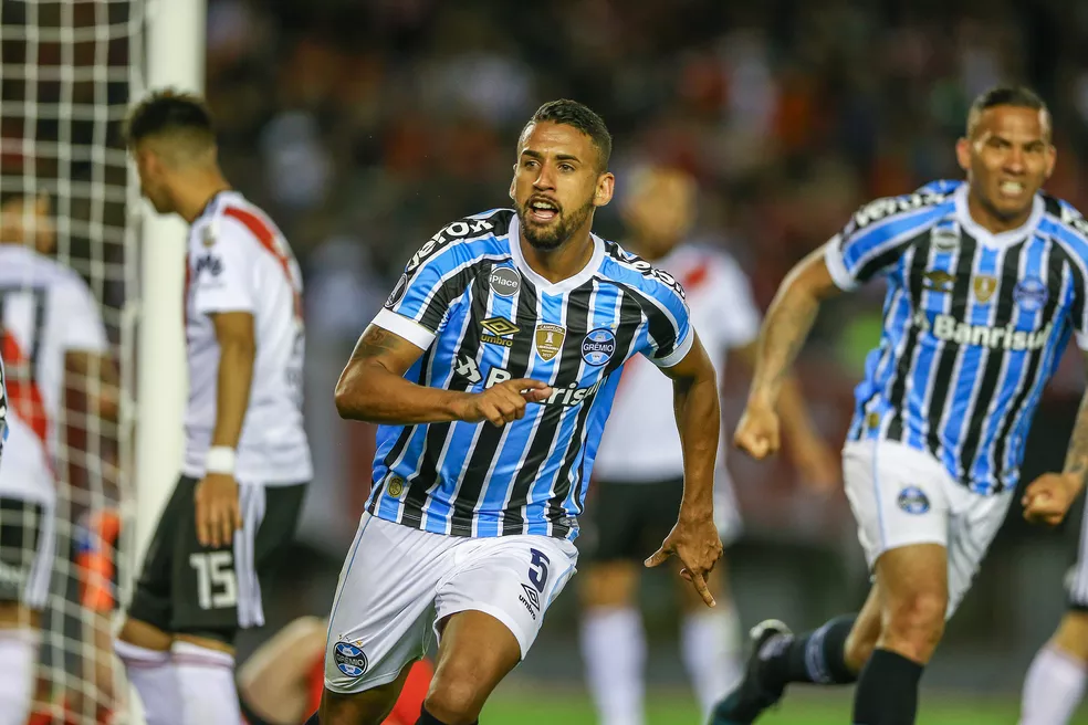 You are currently viewing Medalhão perde espaço no Grêmio e clube autoriza a sua saída