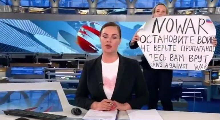 You are currently viewing Rússia prende jornalista que exibiu cartaz contra a invasão da Ucrânia