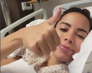 Read more about the article Anitta é internada logo após chegar de turnê para fazer cirurgia: “bem cuidada”