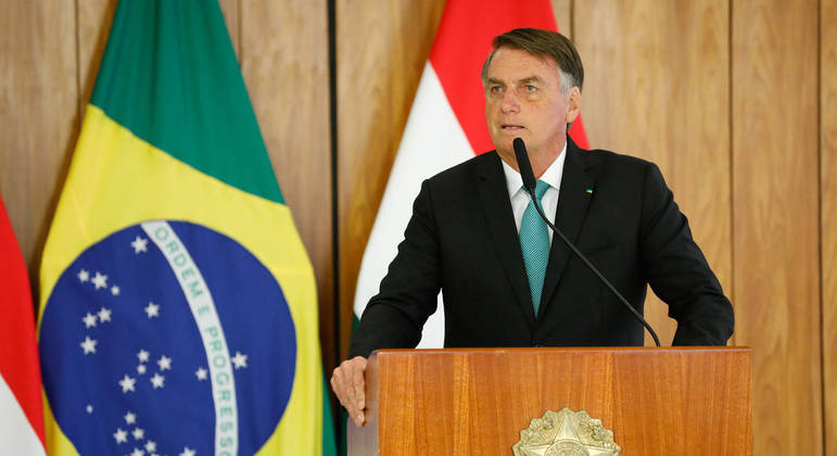 You are currently viewing Em reunião com embaixadores, Bolsonaro critica sistema eleitoral e ataca ministros do STF e TSE