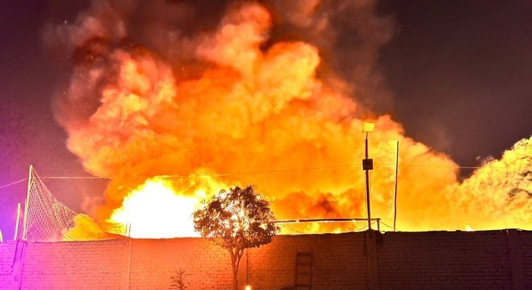 You are currently viewing Incêndio em armazém de fogos de artifício deixa cinco mortos e seis feridos em Lima