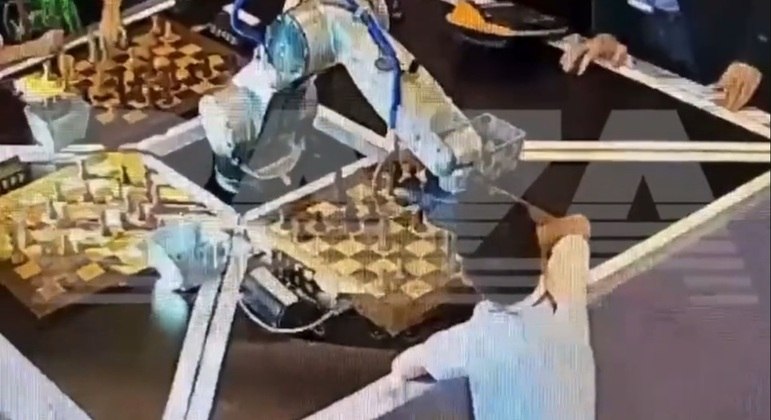 You are currently viewing Robô fratura dedo de russo de 7 anos durante partida de xadrez