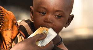Read more about the article Guerra na Ucrânia afeta produção de pasta de amendoim que salva 3,5 milhões de crianças na África