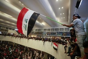 Read more about the article Manifestantes ocupam novamente Parlamento do Iraque<br>