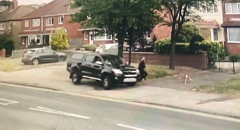You are currently viewing Cachorro puxa coleira e salva dona de ser atropelada por carro que invadiu calçada