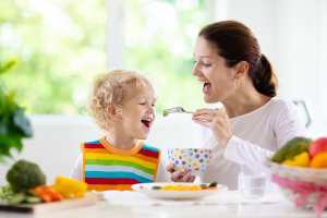 Read more about the article Ministério da Saúde desenvolve guia com dicas para alimentação das crianças