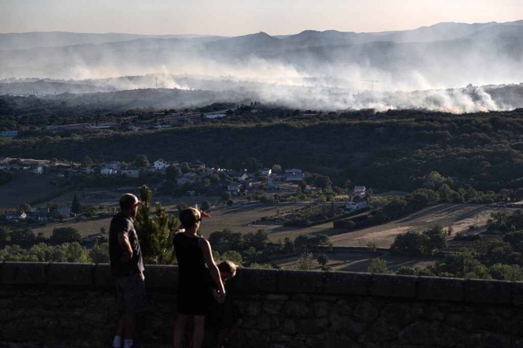 You are currently viewing Incêndio queima 250 hectares de floresta e fere bombeiros na França<br>