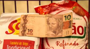 Read more about the article Nota de R$10 perde 25% do valor em cinco anos; veja o que ela compra no supermercado