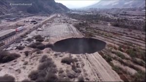 Read more about the article Buraco gigante que surgiu no deserto do Atacama intriga autoridades no Chile