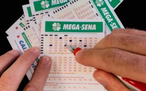 Read more about the article Prêmio acumula e próximo sorteio da Mega-Sena  pode pagar R$ 6 milhões 