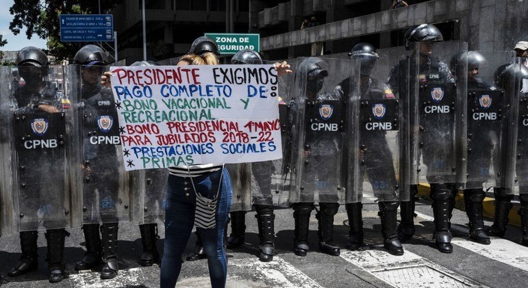 You are currently viewing Venezuela: funcionários públicos protestam por ‘salários justos’