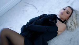Read more about the article “Gata”: Anitta lança primeiro clipe de “Versions of Me Deluxe”