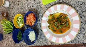 Read more about the article Prosa na Cozinha: aprenda a receita de um clássico frango com quiabo