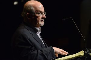 Read more about the article Escritor Salman Rushdie deve perder um olho depois de atentado nos EUA
