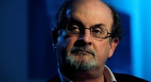 Read more about the article Salman Rushdie é extubado e consegue falar, diz colega do escritor 